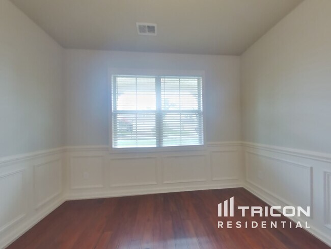 Building Photo - 3013 Alan Dr