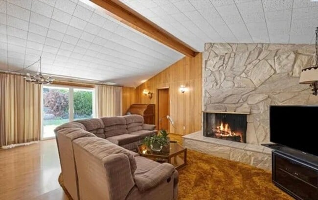 Foto del edificio - Spacious 4-Bedroom Home with Solar Panels in Richland