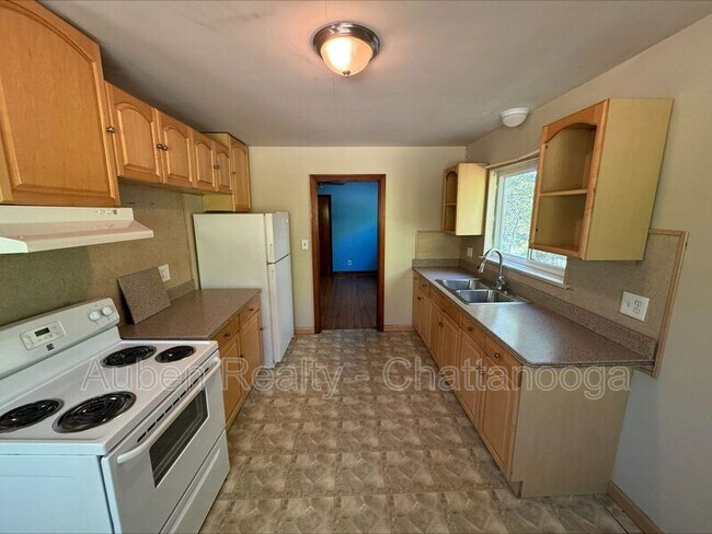 Building Photo - 1501 Akins Dr