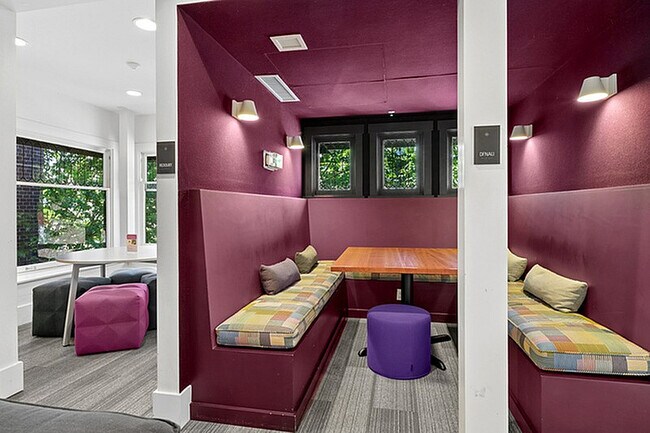 Diseñado para tu estilo de vida. Ya sea que estés estudiando, reuniéndote con amigos o tomando un descanso entre clases, nuestra sala común de dos pisos para residentes tiene espacio para todo. - Parsonage