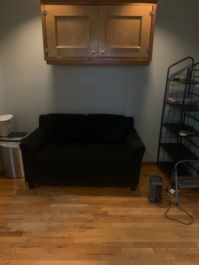 Sala de estar intermedia - 75 Saint James Pl