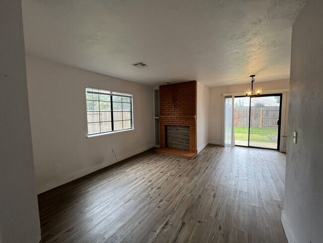 Foto del edificio - 3 bedroom, 3 bathroom home in the heart of Elk Grove