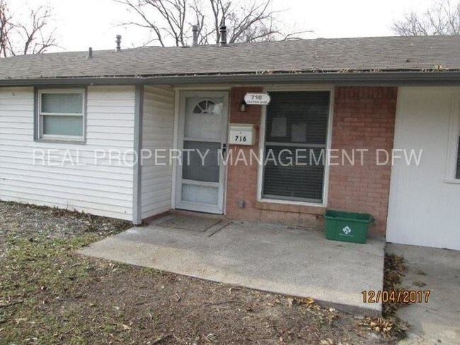 Building Photo - 716 SW Southridge Dr