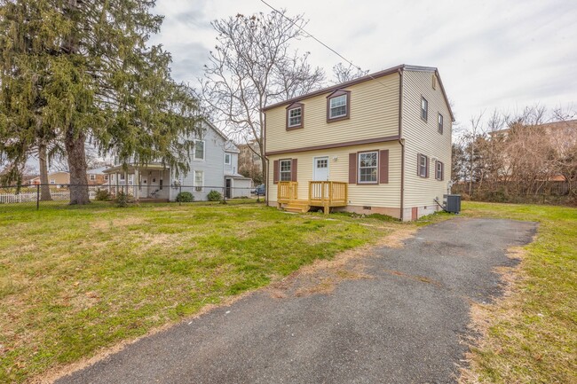 Building Photo - 9202 Douglas St