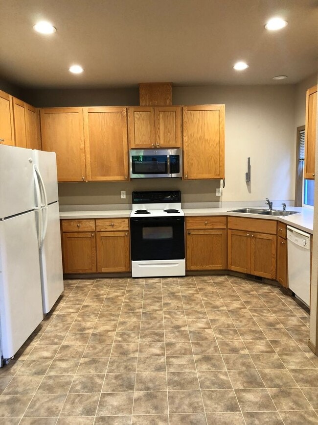 Foto del edificio - Your Perfect Corvallis Oasis Awaits at This 4-Bedroom Townhouse!