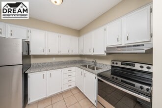 Building Photo - 155 Front St N