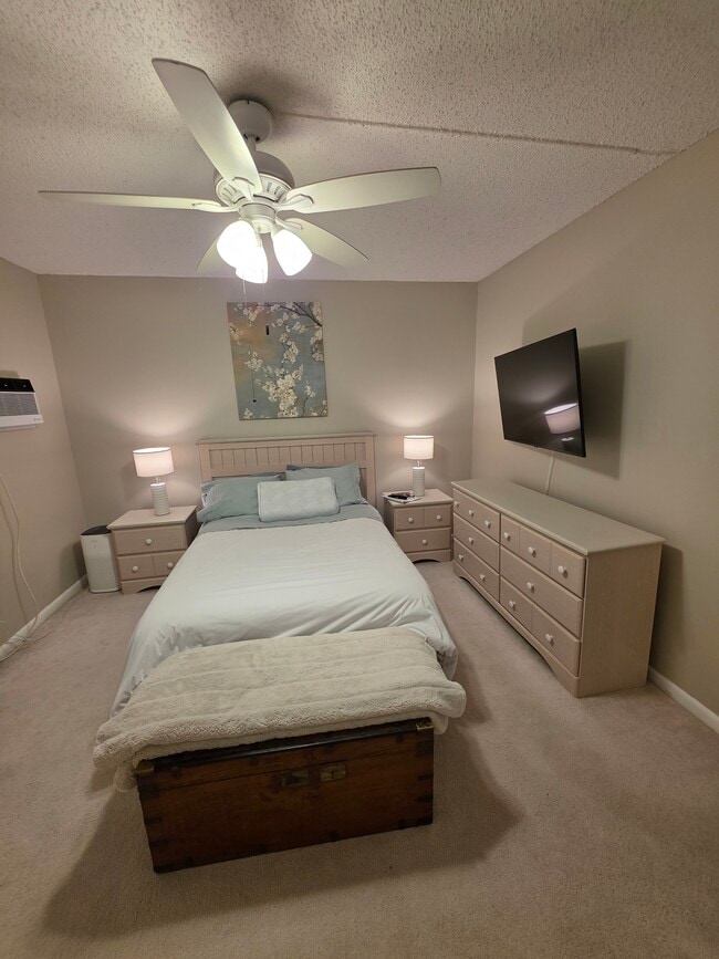 Building Photo - 484 Fanshaw L