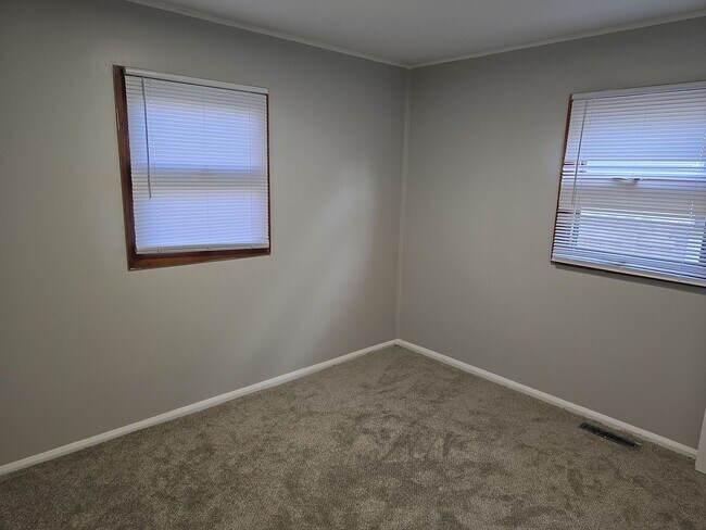 Building Photo - Renovated 2 Bedroom Home! Detached Garage! Pet Friendly!