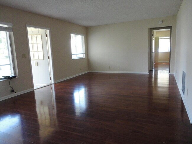 Foto del edificio - 329 Knotty Pine Cir
