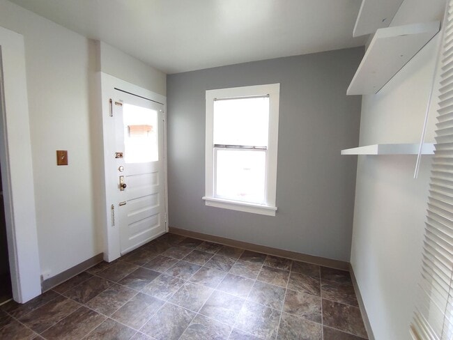 Building Photo - Charming Studio in Prime Goose Hollow Location - Move-In Specail!