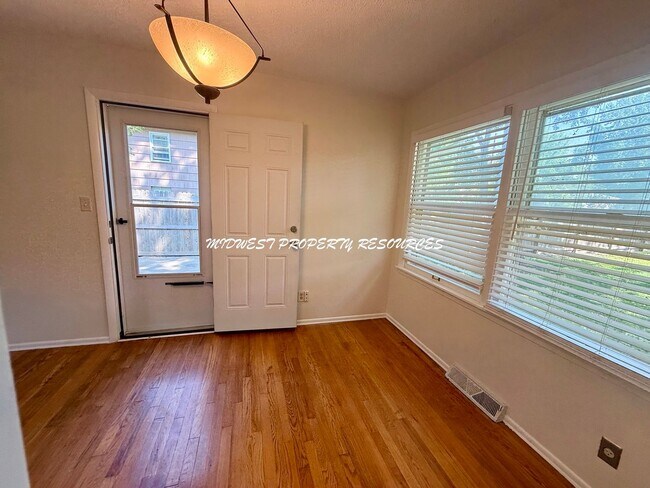 Building Photo - Adorable side by side split with brand new...