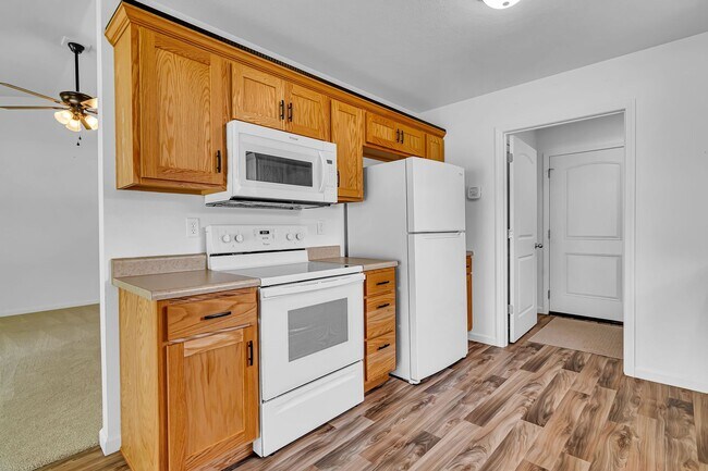 Foto del edificio - 3 bedroom 2 bath 2 Car Garage with fenced yard  for rent, Hollister, MO