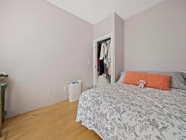 Foto del edificio - 662 E 7th St