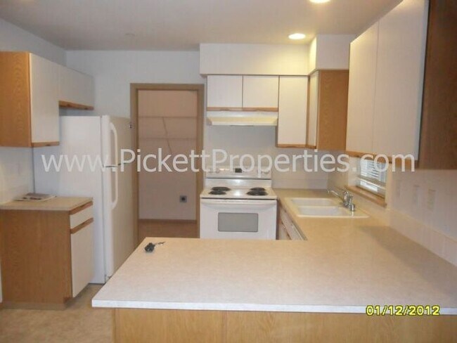 Building Photo - 3 Bedroom Townhome in East Bremerton