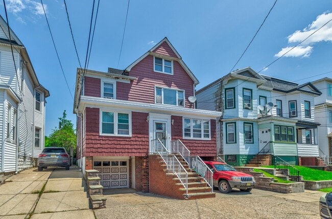Building Photo - 33 E 42nd St