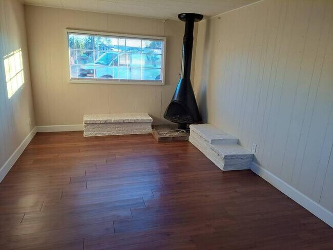 Building Photo - Gorgeous updated home with private pool!