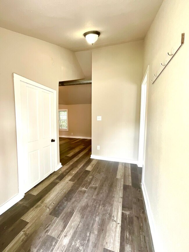 Foto del edificio - Spacious 2-Bedroom Home Steps from Restaur...