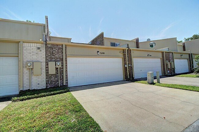 Building Photo - 5240 Woodlawn Pl