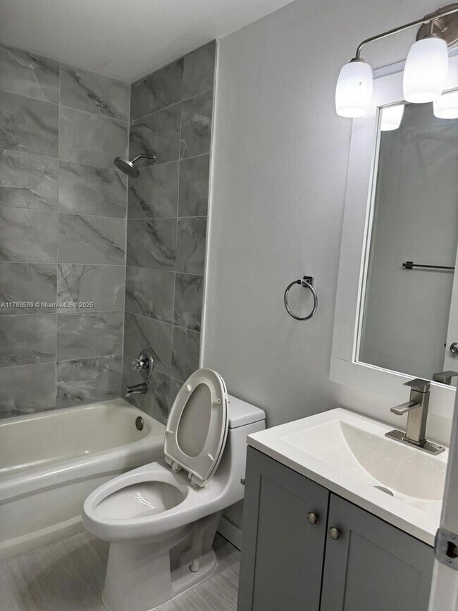 Foto del edificio - 4101 Pine Tree Dr