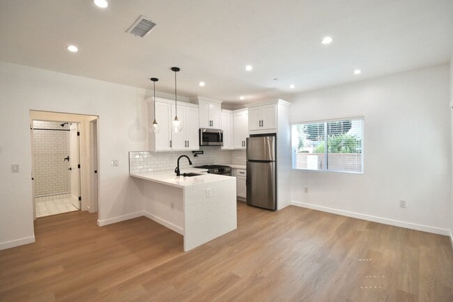 Foto del edificio - 5220 Radford Ave