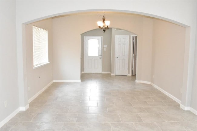 Building Photo - 1615 Royal Chase Dr