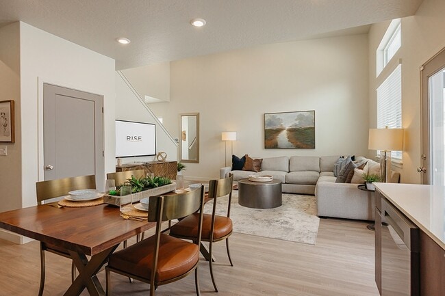 Foto del edificio - Rise Townhomes