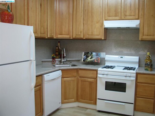 Building Photo - 869 MacArthur Blvd