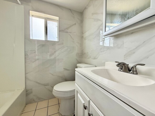 Building Photo - Charming 2-Bed Apartment – Well-Maintained...