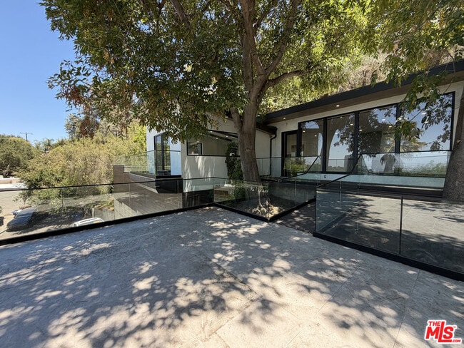 Building Photo - 3565 Multiview Dr