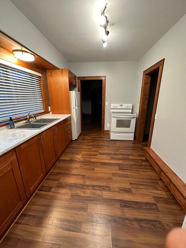 Encimeras amplias - 1214 Division St