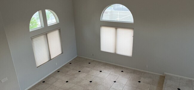 Building Photo - LOCATION!! Beautiful 4 bedrooms, 3 baths, ...