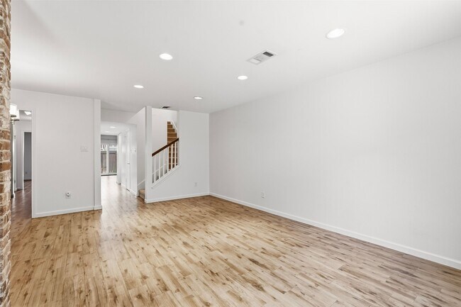 Foto del edificio - 450 N Post Oak Ln
