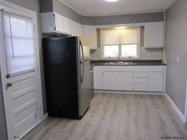 Building Photo - 7 Elgin St