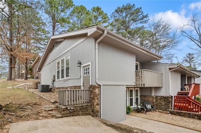 Building Photo - 1 Dogwood Dr