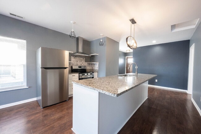 Foto del edificio - "Spacious 3-Bedroom Duplex on East Washington Street with 3 Full Baths – Ideal Living in Indianap...