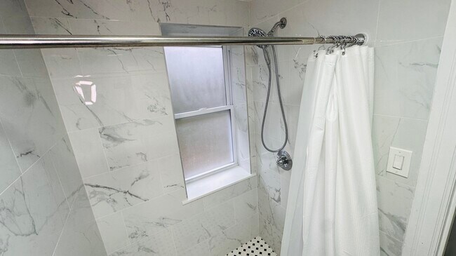 Foto del edificio - 6646 McCallum St