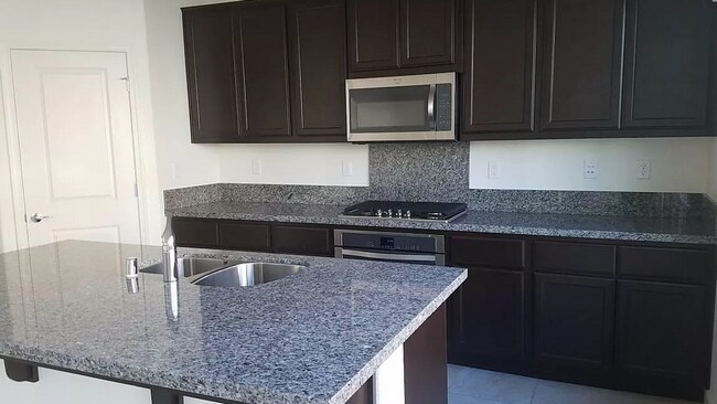 Foto del edificio - 4  bedroom 3 bathroom home with loft