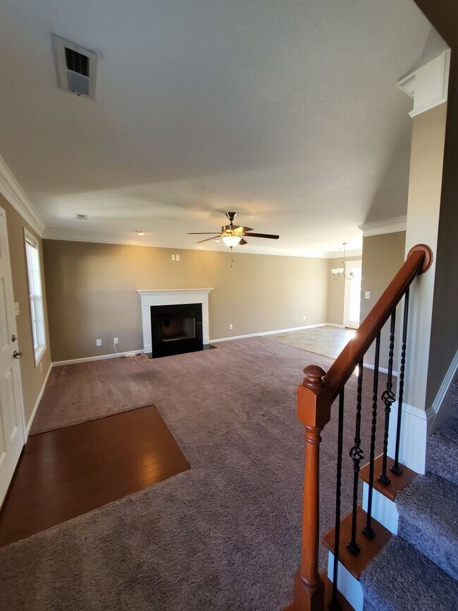 Foto del edificio - Maryville 37804 - 3 bedroom, 2.5 bath home with fireplace - Call Karen Robertson (865) 454-7626