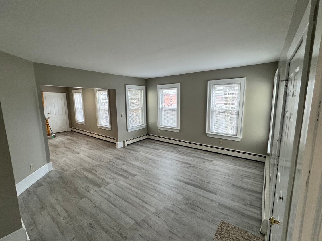 Primary Photo - 21 Maple St