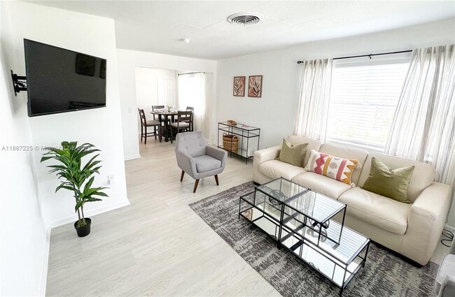 Foto del edificio - 1311 NE 118th St