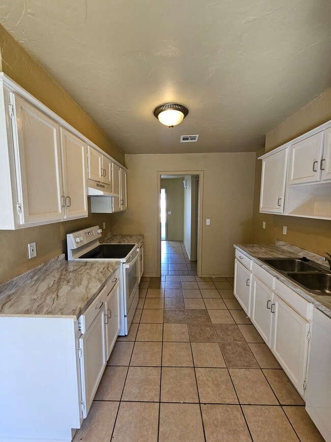 Foto del edificio - (3) Bed/(2) Bath Pets Negotiable Avail NOW!