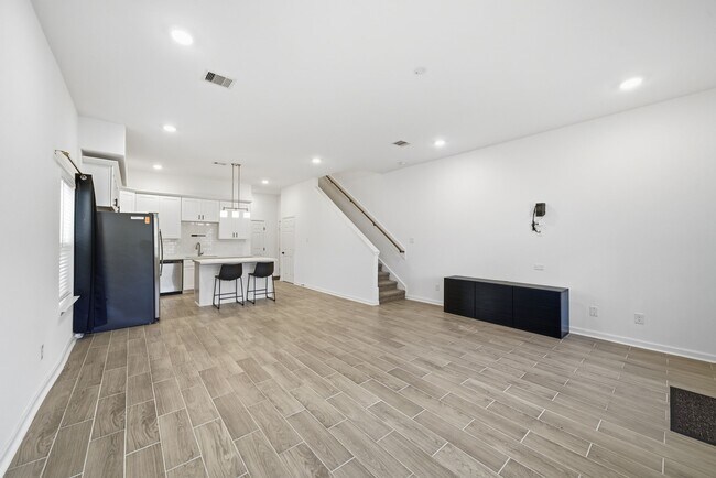 Building Photo - 4615 Ireland St