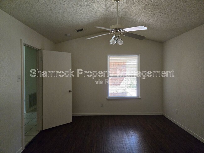 Foto del edificio - 708 Old Lorena Rd