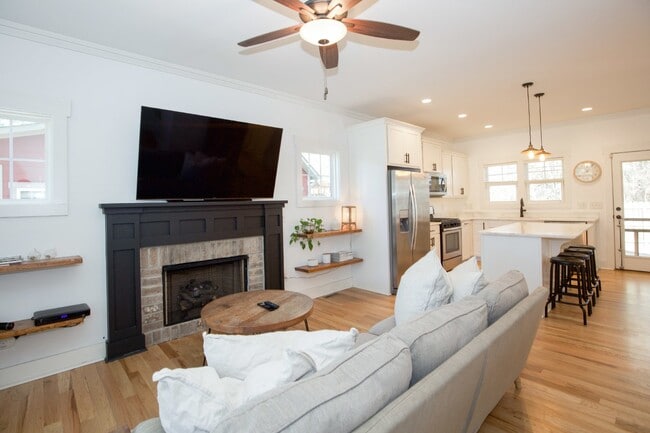 Building Photo - Charming Cottage in DOWNTOWN Southern Pines