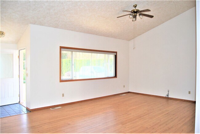 Building Photo - 2 Bedroom in a 55 and Older Community Newberg