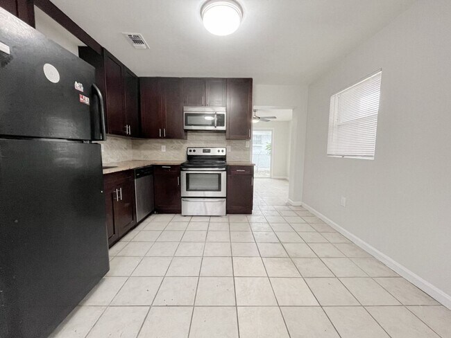 Building Photo - PRICE REDUCED! 3/2 House AVAILABLE NOW!