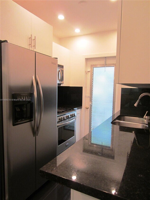 Foto principal - 8132 Harding Ave