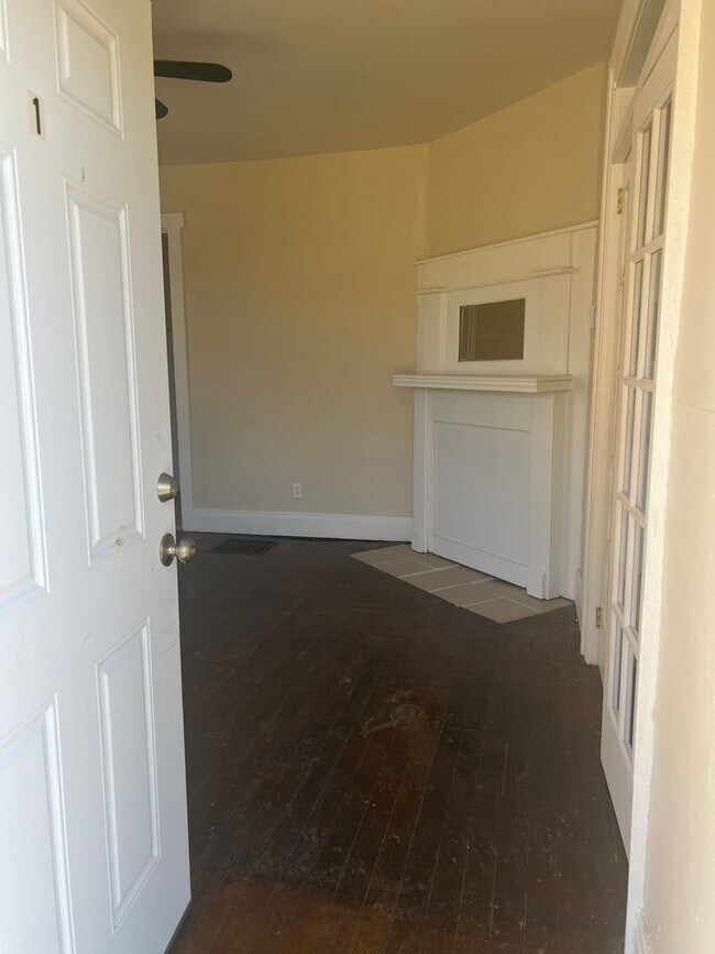 Building Photo - 2218 Catalpa Dr.