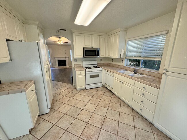 Foto del edificio - Well Kept 3 Bedroom, 2 Bathroom in Roseville Available Now!