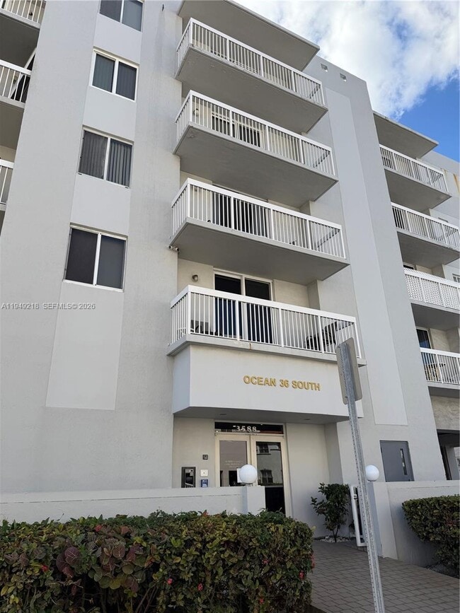 Foto del edificio - 3588 Collins Ave